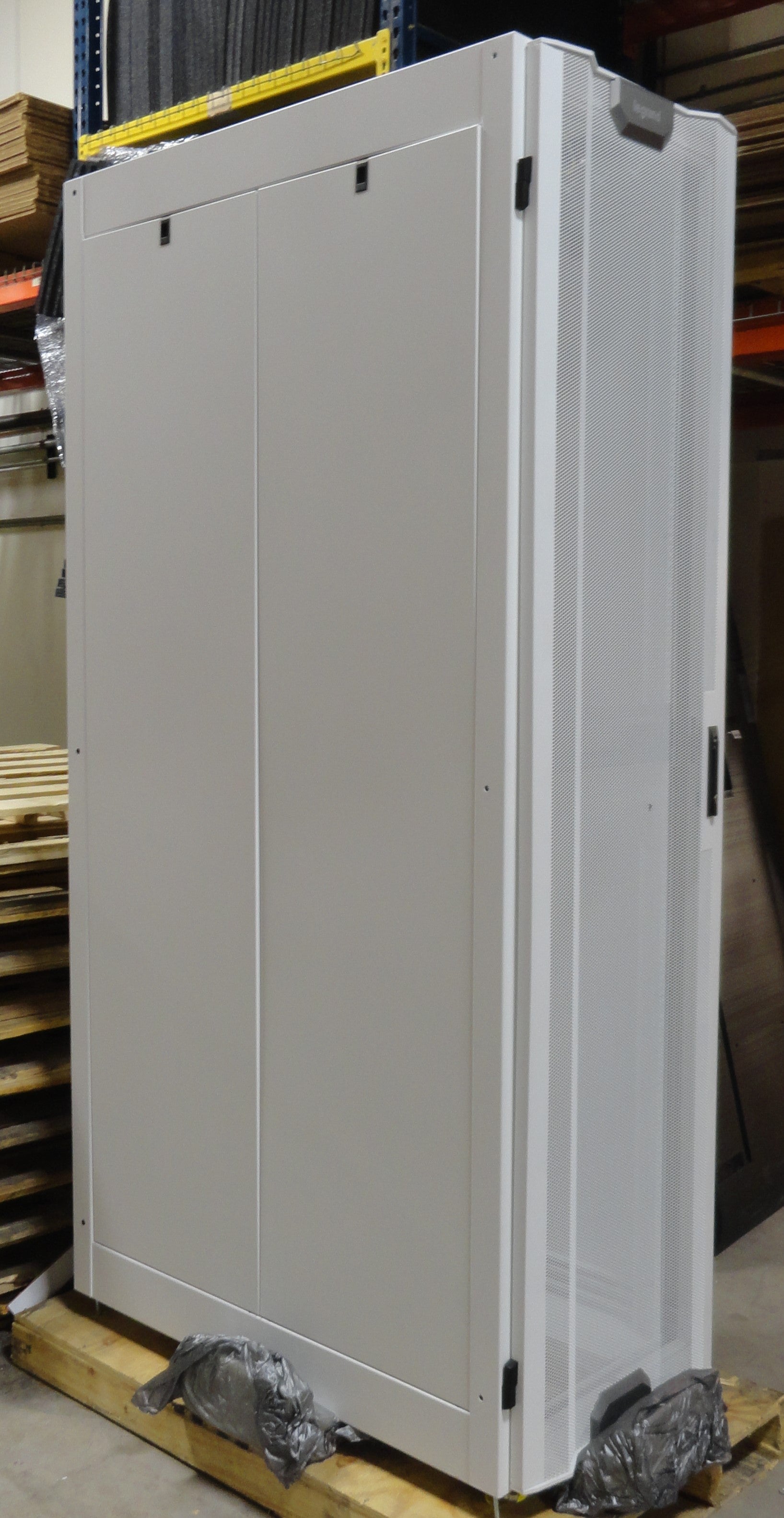 Servers>Server Options>Racks - legrand - 138164A - Open Box